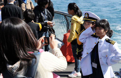 dating escorts limerick independent. 이순신 해상순례 참가자들이 선미에서 해군 군복을 이고 기념촬영을 하고 있다.