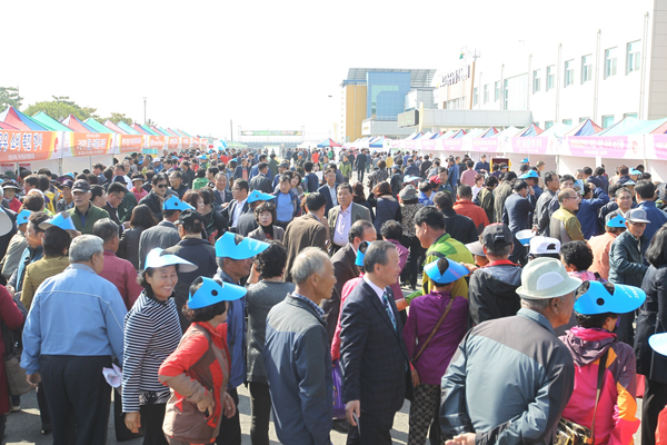 고성군, 농업인의 날 기념 제3회 고성군 농축산물 한마당축제 개최(지난해 사진).jpg