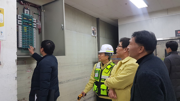 0123  김봉태 부시장 탑마트 삼문점에서 전기 분전반을 점검하고 있다..jpg