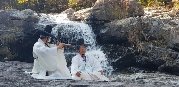 한국시조협회 관계자들이 산청군 단성면 백운계곡에서 시조와 관련된 다큐멘터리 촬영을 하고 있다.jpg
