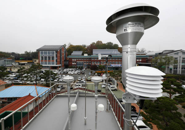산청군 여성회관 옥상에 설치된 대기오염측정소(2).jpg