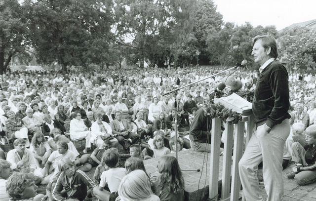 올라프 팔메 전 스웨덴 총리가 지난 1982년 스웨덴 고틀란드 알메달렌공원에서 연설하는 모습./알메달렌사무국/