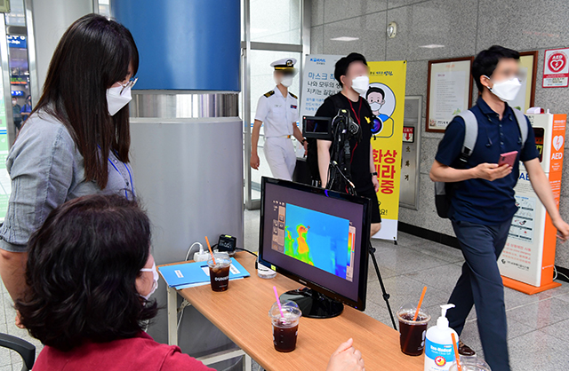창원중앙역에서 창원보건소 직원들이 열화상 카메라로 열차 이용객들의 발열을 체크하고 있다./성승건 기자/