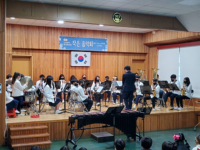진교초·중학교관악단원단체곡합주모습.jpg