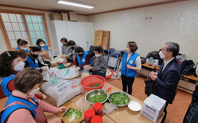 공용경 단장면장(오른쪽)이 단장면 행정복지센터에서 음식 재료를 준비하고 있는 자원봉사회원들에게 감사의 말을 전하고 있다.