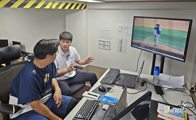 김건태(오른쪽) 연수 코치가 이민호와 영상분석 미팅을 하고 있다.