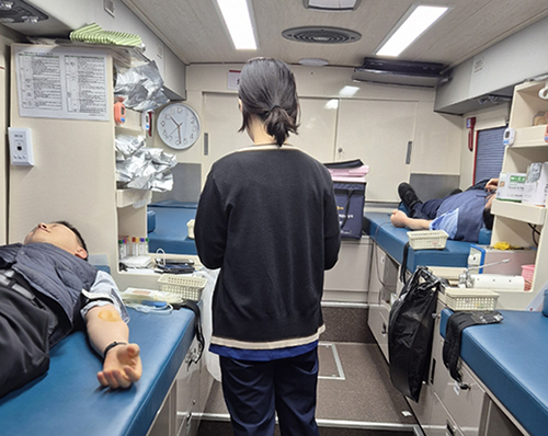 [보도자료사진]창녕교육지원청직원들이헌혈하고있는사진.jpg