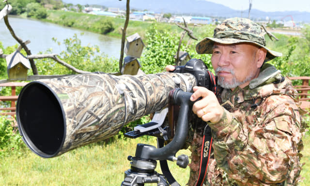 주남저수지를 찾은 생태사진가 최종수씨가 위장복 차림으로 철새의 이동을 살피고 있다./전강용 기자/