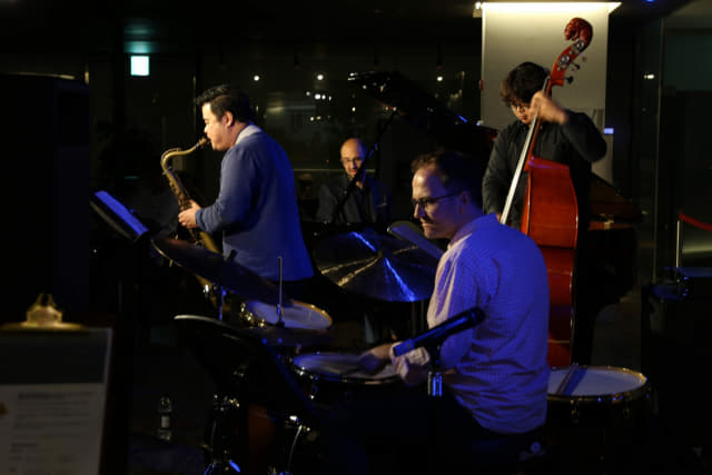 지난 7일 오후 통영국제음악당 레스토랑에서 열린 아르테 재즈나이트에서 마누엘 바이얀드 콰르텟이 연주를 하고 있다.