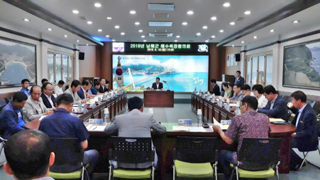 남해군이 지난 10일 군청 회의실에서 해수욕장협의회를 개최했다./남해군/