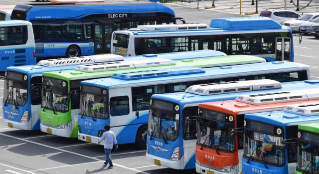 시내버스 업계들이 주52시간제 의무시행을 하반기부터 시작 예정인 가운데 13일 창원시 성산구 성주동 시내버스 차고지에서 버스기사가 차량 앞을 지나고 있다./전강용 기자/