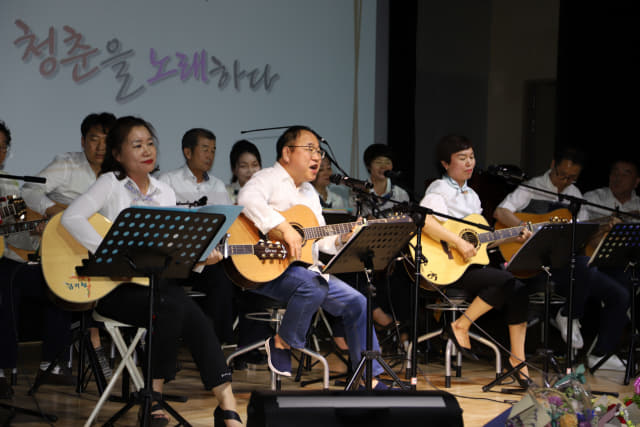 사천 새솔 통기타클럽은 지난 15일 사천시여성회관에서 '여름날, 청춘을 노래하다'란 제목의 제4회 정기연주회 를 가졌다/새솔통기타/