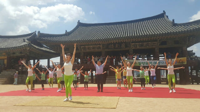 지난 16일 영남루에서 펼쳐진 ‘제1회 밀양요가 여행으로 초대’에서 박일호 시장이 요가동작을 따라하고 있다.