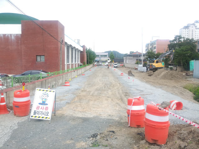 지난 5일 남지초등학교 옆 남지도시계획도로 개설공사 중이다.