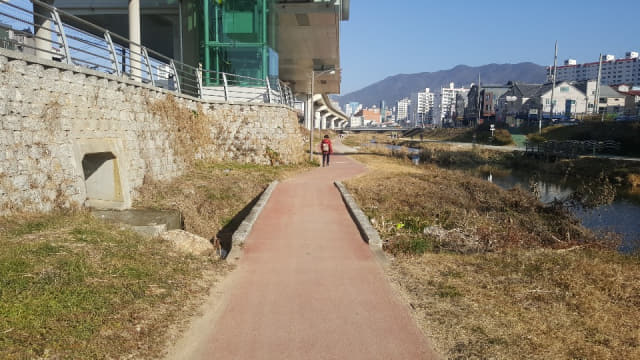 김해 해반천 산책로 개선 전(왼쪽) 모습과 안전 난간이 설치된 모습./김해시/