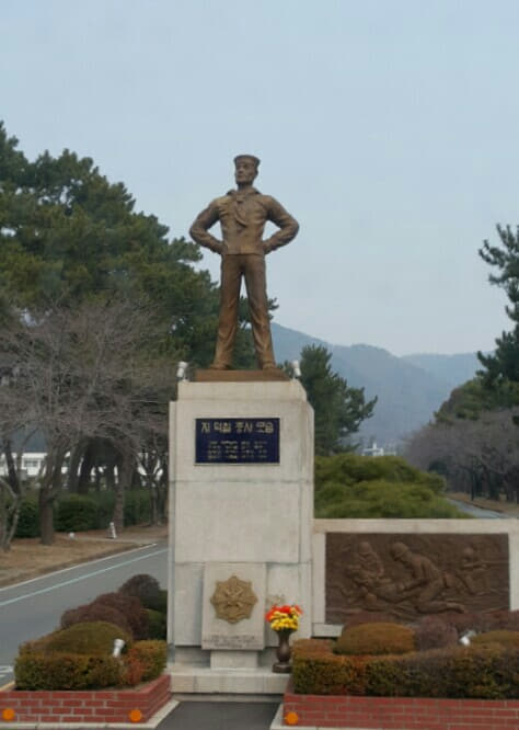월남전 당시 포위된 소대원을 탈출시킨 뒤 산화한 지덕칠 중사 동상./진해구청/