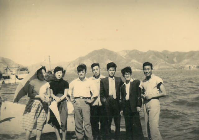 1958년 가포 바닷가에서의 백치동인들./마산문학관/