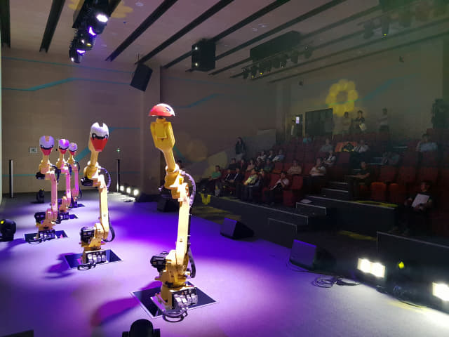 마산로봇랜드 내 로봇공연장에서 로봇들이 차이콥스키 작곡 ‘백조의 호수’ 음악에 맞춰 춤을 추고 있다.
