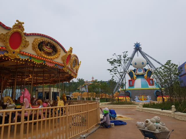 테마공원 놀이시설 보강공사가 진행되고 있다.