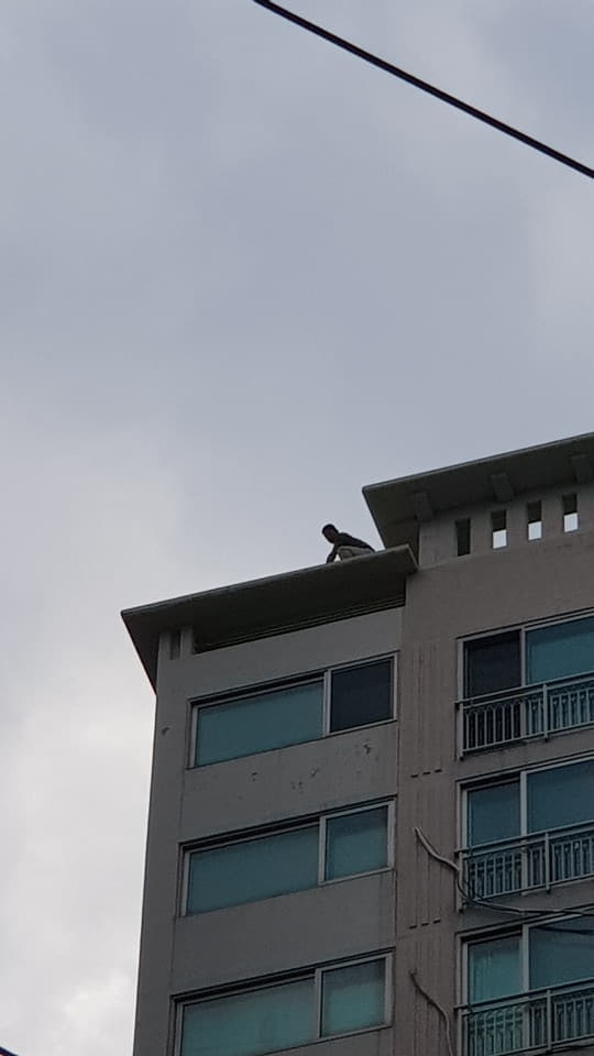 거제 흉기 살해용의자가 주상복합아파트 옥상에서 경찰과 대치하고 있다.