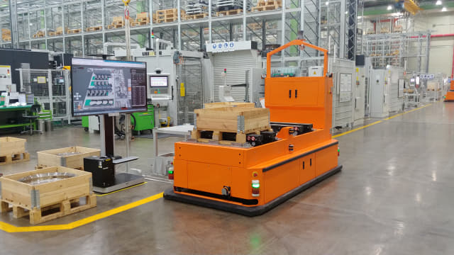 무인운반로봇(AGV : Automated Guided Vehicle)이 제품을 각 공정으로 운반하고 있다.