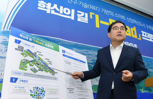 허성무 창원시장이 10일 시청 프레스센터에서 ‘I-Road’ 프로젝트 추진 계획을 설명하고 있다./김승권 기자/