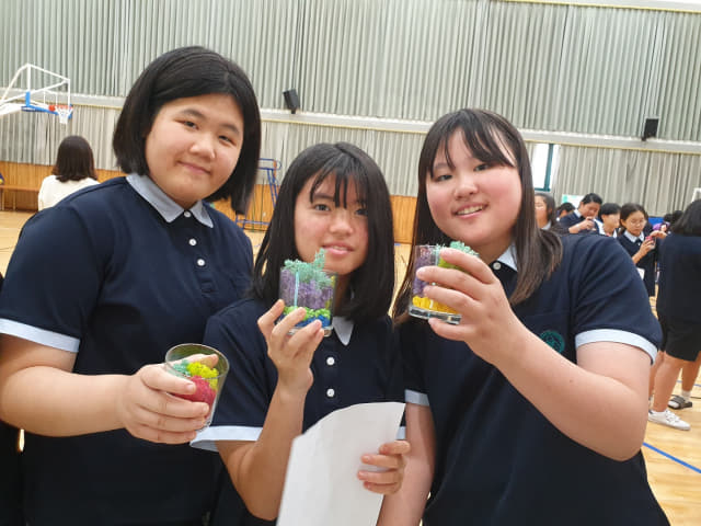 고성군 자원봉사센터는 지난 11일 고성여자중학교 전교생 350여명을 대상으로 '찾아가는 자원봉사 미니박람회'를 개최했다./고성군/