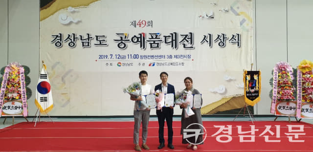 왼쪽부터 이혁 씨, 강흥석 지역공동체담당주사, 이미경 씨)(제공=거창군) ,