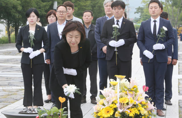 정의당 심상정 신임 대표가 14일 오후 김해 봉하마을 노무현 전 대통령 묘역에 헌화하고 있다./연합뉴스/