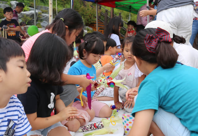 옥수수 따기 체험학습 행사가 지난 13일 고성읍 고성박물관 앞에서 지역 어린이를 대상으로 열렸다./고성군/