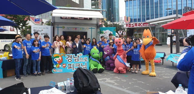 지난 12일 서울 신촌 유플렉스 앞에서 열린 경남관광홍보 캠페인에서 도내 시군 관계자들이 함께 사진을 찍고 있다.