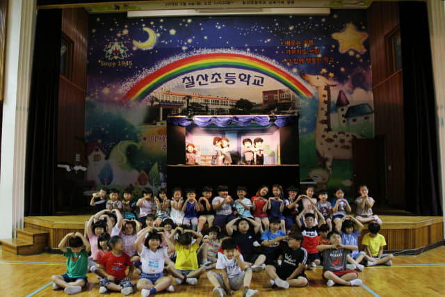 지난 19일 김해 칠산초등학교에서 열린 김해시아동보호전문기관의 인형극 행사./김해시아동보호전문기관/
