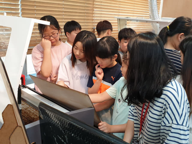 김해 이작초등학교는 지난 16일 창원대학교에서 ‘메이커 스페이스 체험학습’을 실시했다./이작초/