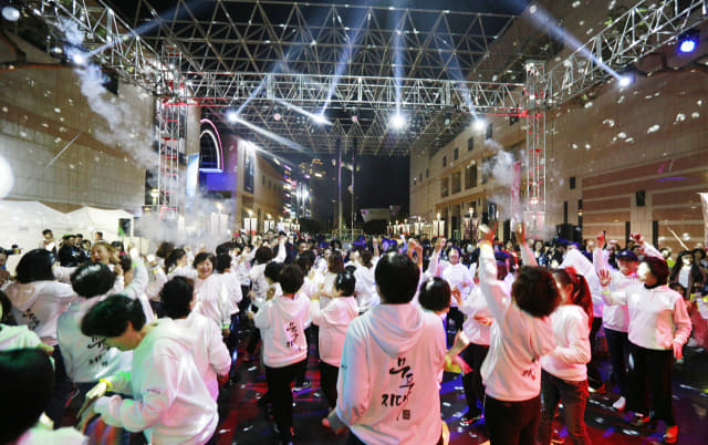 지난해 창원 성산아트홀 중앙광장에서 열린 1080 춤바람 무풍지대 춤판 시리즈 .