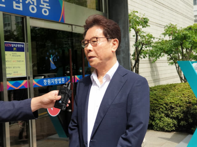 송도근 사천시장이 24일 항소심 선고공판 후 법원에서 취재진의 질문에 응답하고 있다.조고운기자