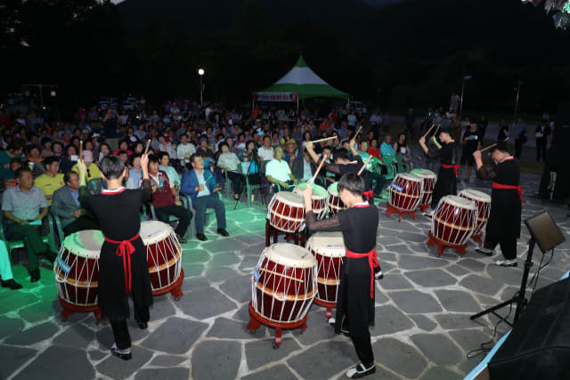 지난 2일 밀양댐 생태공원 내 야외공연장에서 가진 '자연과 함께하는 한여름 밤의 음악회'에서홍제중학교 학생딜이 난타 공연을 하고 있다.