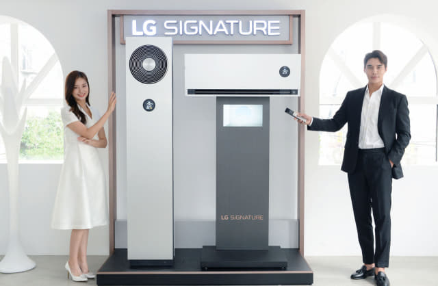 LG전자가 5일 출시한 超프리미엄 에어컨인 LG 시그니처(LG SIGNATURE)를 모델이 소개하고 있다. /LG전자/