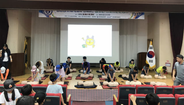 ‘청소년 스포츠안전캠프’에 참가한 학생들이 심폐소생술을 하고 있다./경남도체육회/