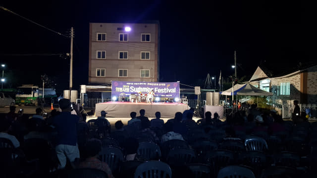 '의령사랑 여름페스티벌 2019 한여름 밤의 음악회' 부림공연이 지난 10일 부림시장 주차장 야외무대에서 지역 주민 200여명이 참석한 가운데 성황리에 열렸다.