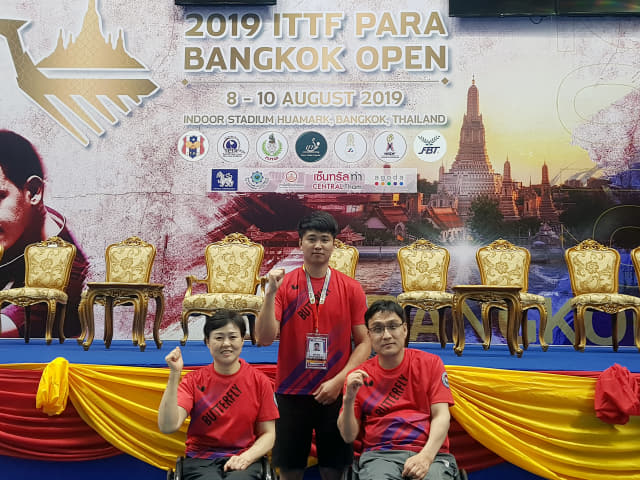 태국에서 열린 2019 방콕오픈대회에 참가해 금메달 2개와 은메달 1개를 획득한 경남장애인체육회 탁구팀이 파이팅을 외치고 있다./경남장애인체육회/