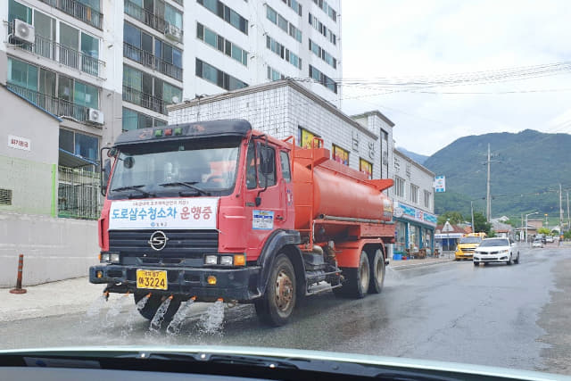 남해군이 폭염 기간 중 도로살수차를 이용해 도로에 물을 뿌리고 있다./남해군/