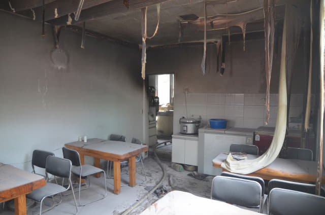화재가 발생한 고성 공장 식당동 내부. 고성소방서