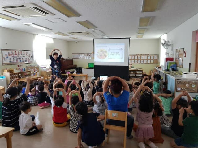 지난 5월 김해의 한 어린이집에서 유아대상 인터넷 스마트폰 과의존 예방교육이 진행되고 있다./경남스마트쉼센터/
