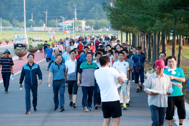 의령군체육회는 지난 24일 오전 6시 의령읍 서동생활공원 다목적구장에서 군민 1000여명이 참석한 가운데 2019년 가족사랑 군민건강 걷기대회를 개최했다.