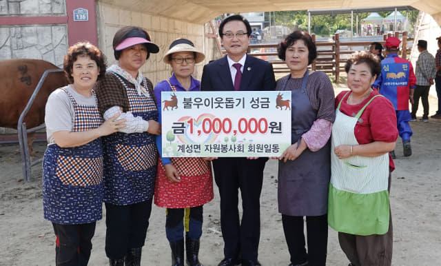 31일, 김봉희 회장(왼쪽 두 번째)이 한정우 군수에게 불우이웃돕기 성금을 기탁하고 있다.
