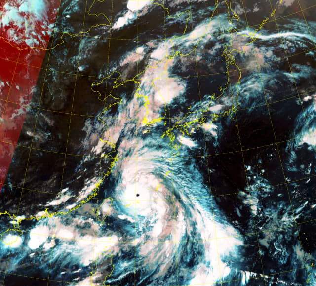 기상청 천리안위성 2A호가 포착한 초강력 태풍 ‘링링’. 5일 오후 7시 40분 현재 대만 북동쪽을 지나고 있다./기상청 날씨누리/