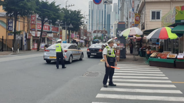 지난 10일 김해서부경찰서 경찰관들이 김해시 무계동 전통시장 인근 도로에서 교통 관리를 하고 있다./김해서부경찰서/