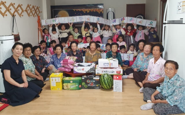 10일, 국공립 남지 보듬이나눔이어린이집 아이들이 남지 동포노모당을 방문해 어르신들께 송편을 전달하고 기념촬영을 하고 있다.