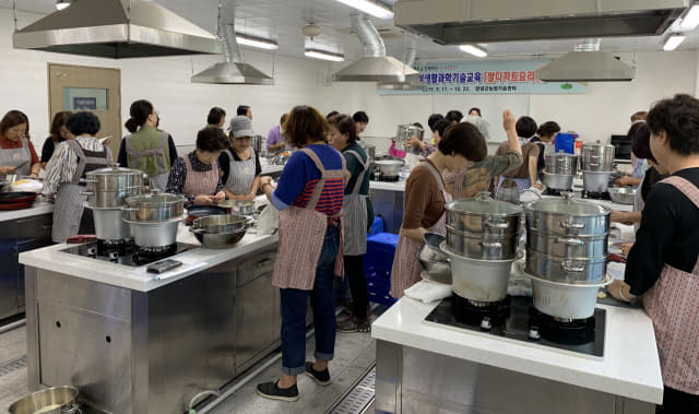 17일, 농업기술센터 농업인 교육관에서 쌀 디저트 요리반 수업으로 마늘롤떡케익 만들기가 진행하고 있다.
