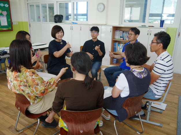 고성 방산초등학교는 17일 전체 교원을 대상으로 학교폭력 예방을 위한 회복적 생활교육 연수를 실시했다./방산초/
